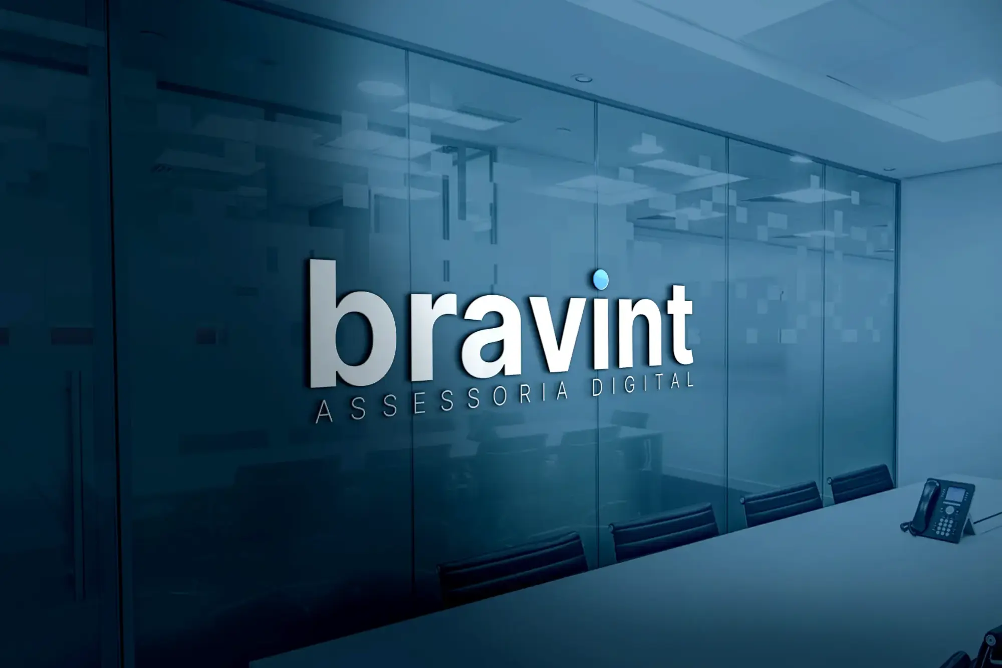 Sala de reunião da Bravint com a logo na parede de vidro