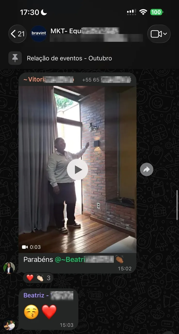 Vídeo no grupo do cliente com uma colaboradora tocando o sino da venda, seguido de parabéns da equipe