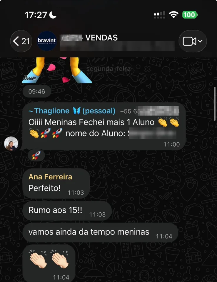 Vendedora avisa no grupo que fechou mais um aluno; a equipe responde: rumo aos 15